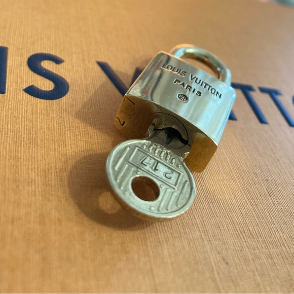 LV #217 Vintage Padlock & Key Set 200 Series - Picture 5 of 5